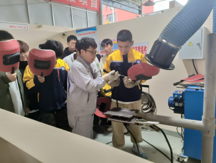 ?大國(guó)工匠進(jìn)校園，一對(duì)一技能傳授 