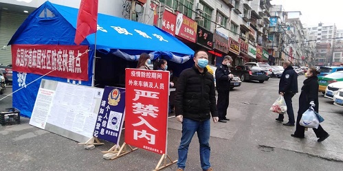 在逆境中前行，筑牢疫情防線 讓黨旗在防控疫情一線高高飄揚(yáng)