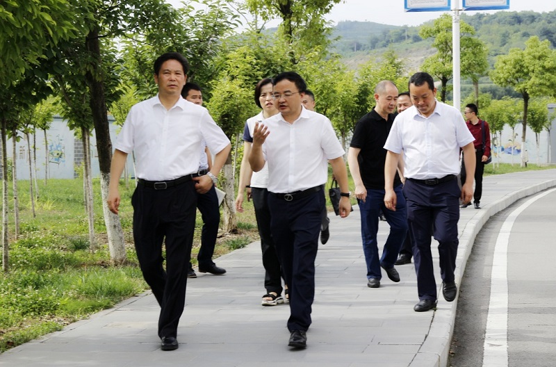 畢節(jié)市市委副書記、市長張集智一行到 畢節(jié)工業(yè)職業(yè)技術(shù)學院調(diào)研