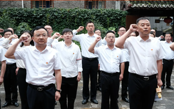 慶祝建黨100周年系列活動(dòng)（三） | 畢節(jié)工業(yè)職業(yè)技術(shù)學(xué)院在紅六軍團(tuán)政治部舊址舉行新黨員入黨宣誓暨黨員重溫入黨誓詞活動(dòng)