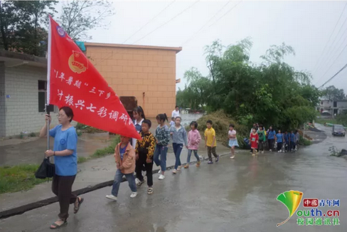 暑假期間，這群孩子因幫助村民辦實事成為了“網(wǎng)紅”