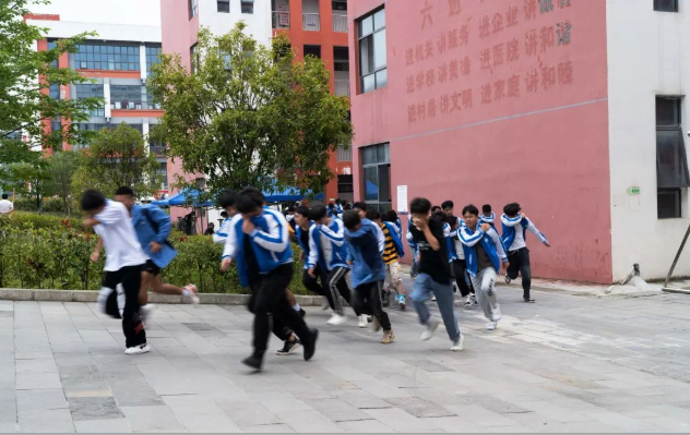 畢節(jié)工業(yè)職業(yè)技術(shù)學(xué)院舉行安全疏散演練、滅火演練及消防科普活動(dòng)