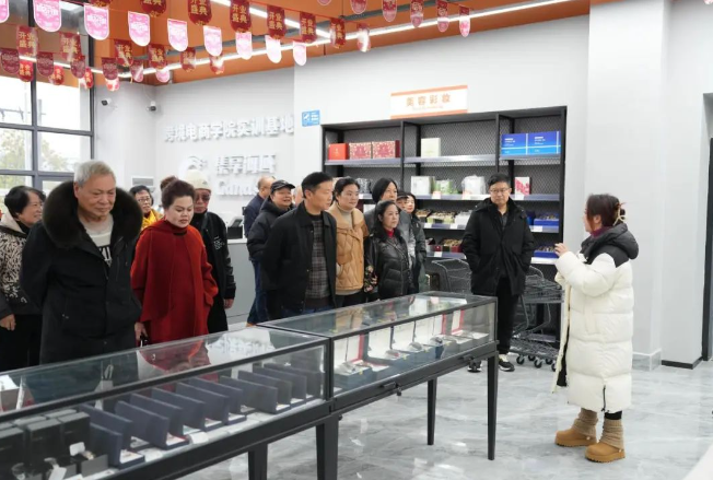 憶崢嶸歲月 話今朝發(fā)展——學(xué)院召開退休干部、教職工座談會(huì)