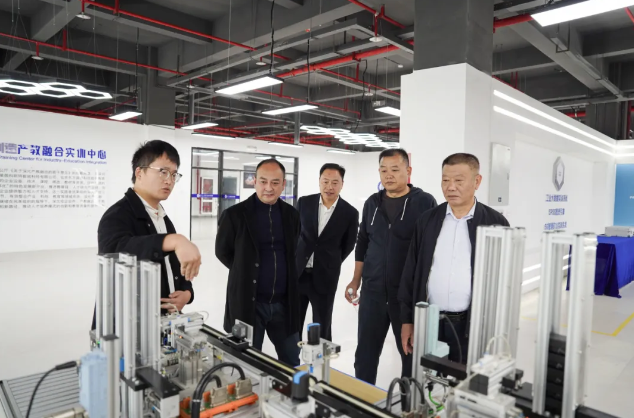 貴州省人民政府督學(xué)、省教育廳中小學(xué)名師名校長(zhǎng)培養(yǎng)管理辦公室主任謝笠率隊(duì)到我院考察調(diào)研職普融通工作