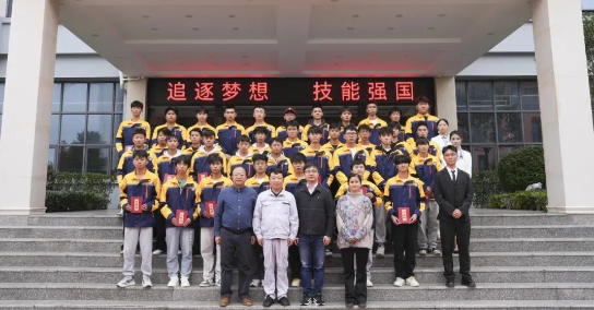 畢節(jié)工業(yè)職業(yè)技術(shù)學(xué)院舉辦“勞模工匠進(jìn)校園，匠心傳承育未來”系列活動(dòng)