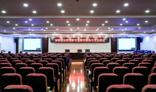 對標(biāo)職教改革新要求 賦能教師專業(yè)能力提升 —— 教育部評估中心原副主任李志宏應(yīng)邀做新專業(yè)教學(xué)標(biāo)準(zhǔn)解讀與專業(yè)建設(shè)專題講座