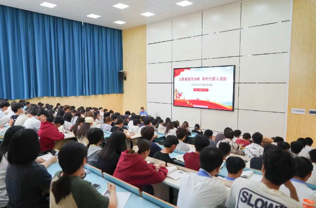 深入學(xué)習(xí)貫徹習(xí)近平總書(shū)記在貴州考察時(shí)的重要講話精神——學(xué)院黨委書(shū)記周杰為學(xué)生上思政課